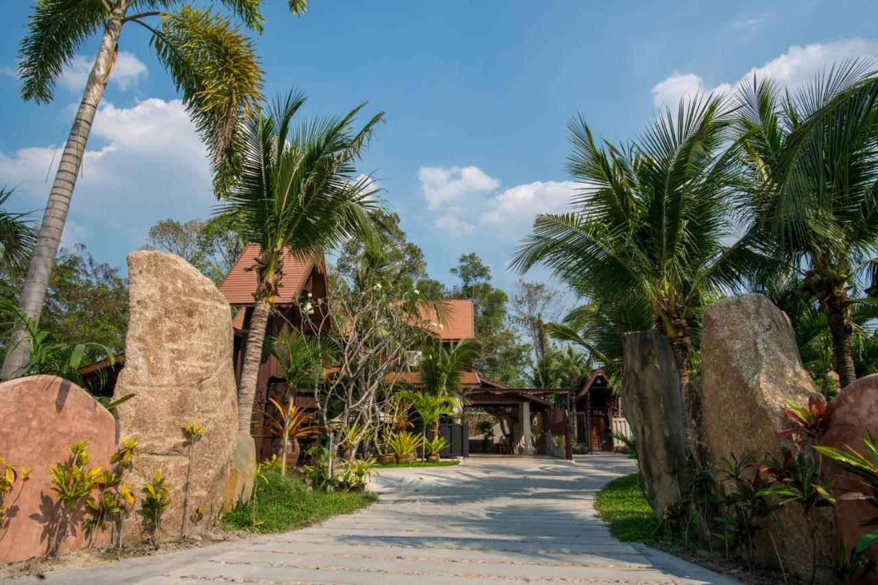 Suankaew​ Art​ Hostel​ Chonburi Ngoại thất bức ảnh