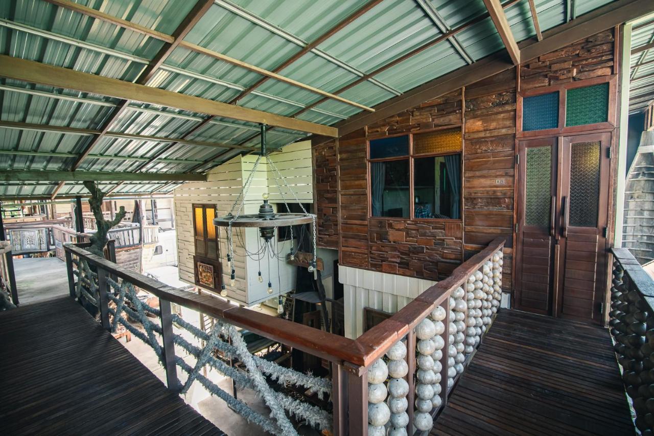 Suankaew​ Art​ Hostel​ Chonburi Ngoại thất bức ảnh